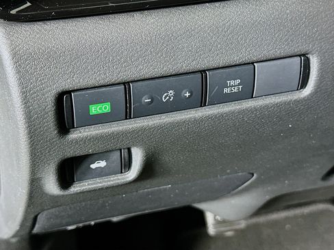 Used 2025 Nissan Sentra SV w/ Trunk Package image 17