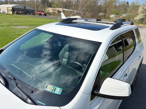 Used 2017 GMC Acadia SLT image 4