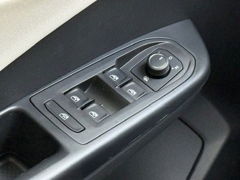 New 2025 Volkswagen Taos SE image 29