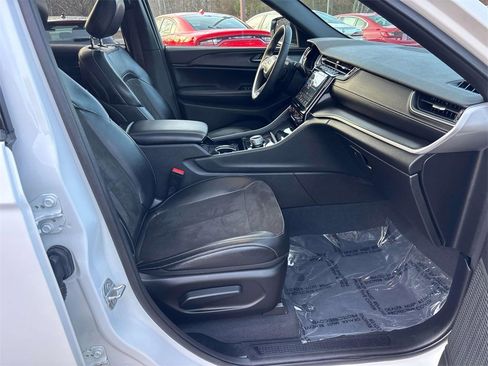 Used 2023 Jeep Grand Cherokee Altitude image 19