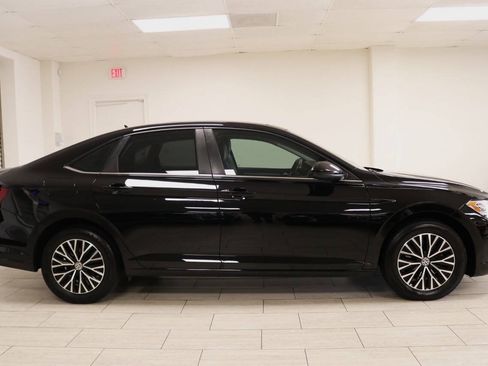 Used 2019 Volkswagen Jetta SE w/ Cold Weather Package FWD image 9