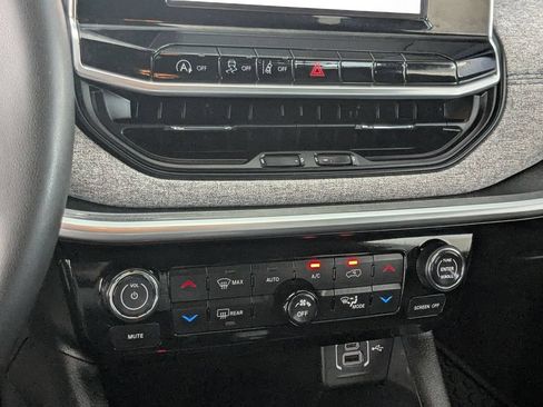 Used 2025 Jeep Compass Latitude w/ Sun & Sound Group AWD/4WD image 20