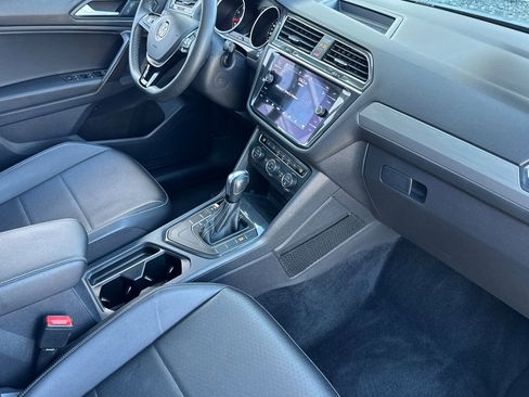 Used 2021 Volkswagen Tiguan SE image 17