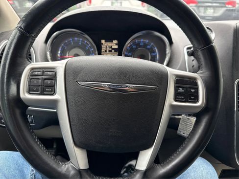 Used 2016 Chrysler Town & Country Touring FWD image 17