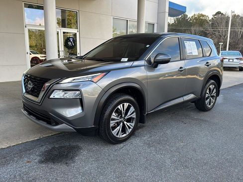Used 2022 Nissan Rogue SV image 2