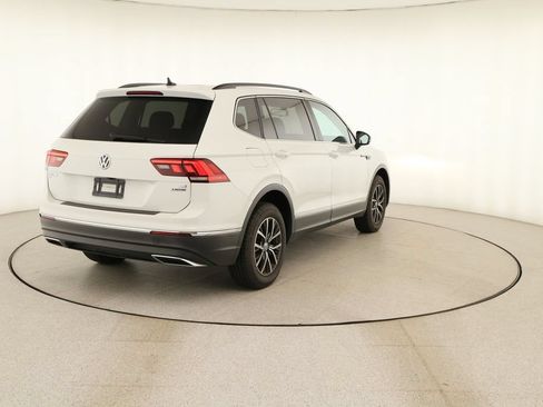 Used 2018 Volkswagen Tiguan SE w/ Panoramic Sunroof Package AWD/4WD image 6