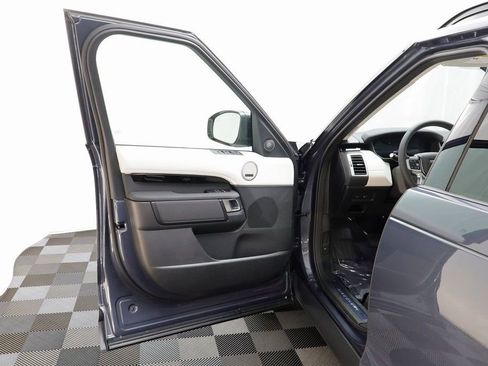 New 2025 Land Rover Discovery S image 5