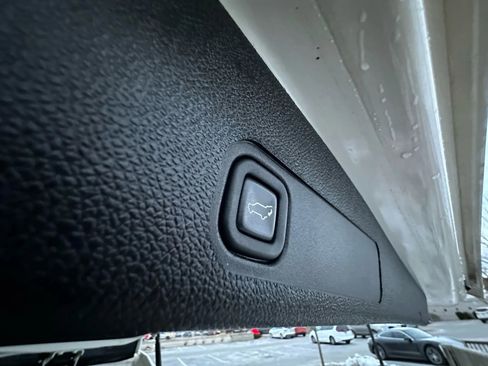 Used 2013 Cadillac Escalade Luxury image 25