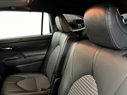 Used 2021 Toyota Highlander XSE AWD/4WD image 21