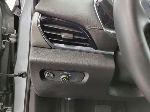 Used 2023 Chevrolet Traverse LT image 11