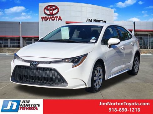 Used 2021 Toyota Corolla LE image 3