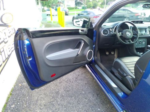 Used 2013 Volkswagen Beetle 2.0T FWD image 24