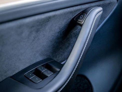 Used 2024 Tesla Model Y Long Range image 18