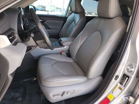 Used 2022 Toyota Highlander XLE image 12