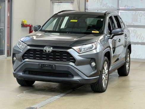 Used 2019 Toyota RAV4 XLE Premium FWD image 3