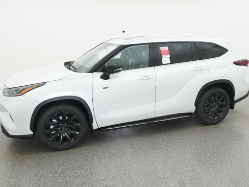 New 2026 Toyota Highlander AWD image 2