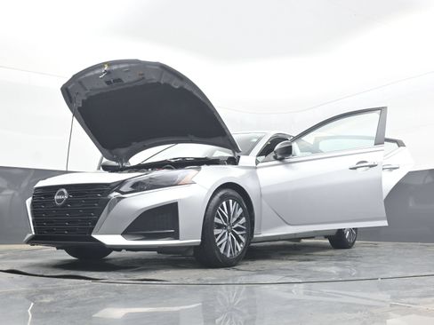 Used 2024 Nissan Altima 2.5 SV FWD image 40