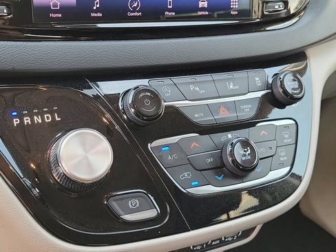 Used 2023 Chrysler Pacifica Touring-L FWD image 31