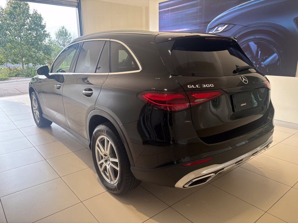 Used 2023 Mercedes-Benz GLC 300 4MATIC image 2