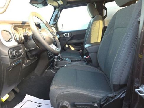 Used 2025 Jeep Wrangler Unlimited Sahara image 5