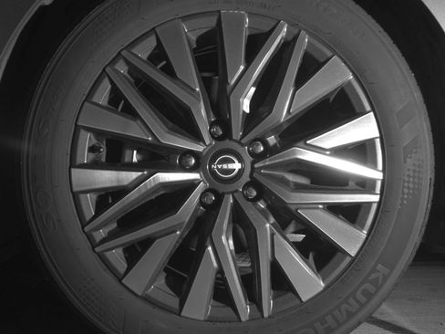 Used 2025 Nissan Altima 2.5 SV FWD image 15