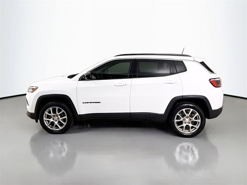 Used 2024 Jeep Compass Latitude image 4
