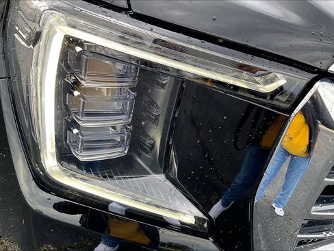 Used 2024 GMC Yukon SLT w/ SLT Luxury Package image 23