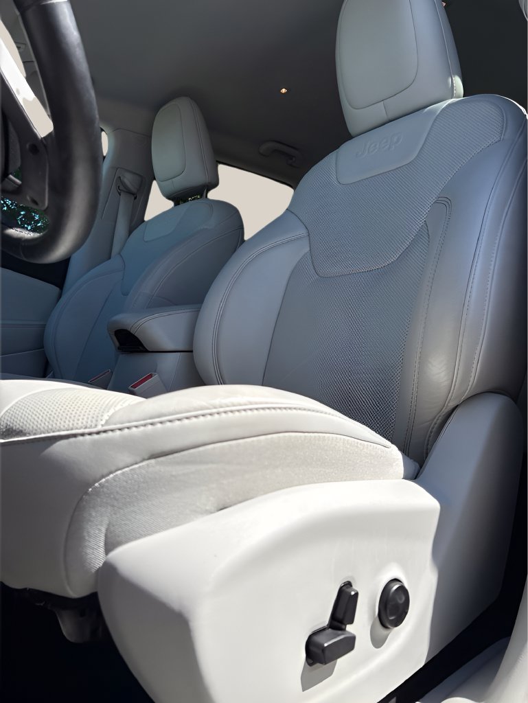 Used 2019 Jeep Cherokee Limited w/ Technology Group FWD image 11