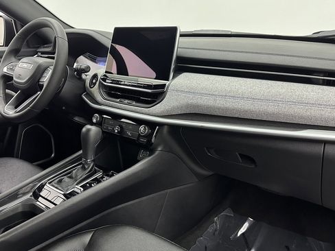 Used 2024 Jeep Compass Latitude w/ Altitude Special Edition image 19