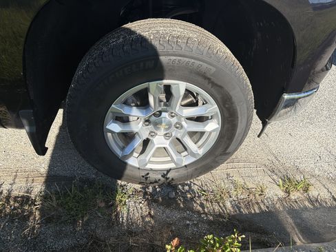 Used 2023 Chevrolet Silverado 1500 LT AWD/4WD image 12