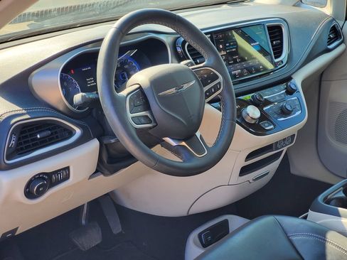 Used 2023 Chrysler Pacifica Touring-L AWD/4WD image 7