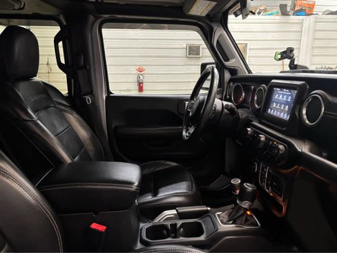 Used 2018 Jeep Wrangler Unlimited Sahara w/ Dual Top Group AWD/4WD image 27