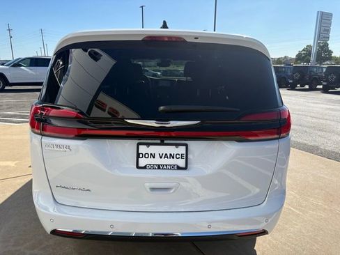 New 2026 Chrysler Pacifica Select image 5