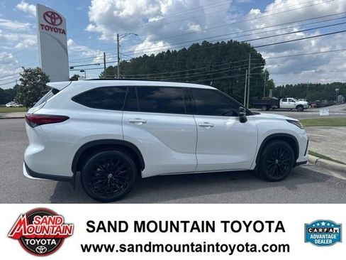Used 2023 Toyota Highlander XSE FWD image 2
