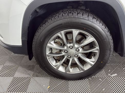 Used 2019 Jeep Cherokee Latitude Plus w/ Comfort/Convenience Group image 15