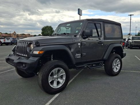 Used 2018 Jeep Wrangler Sport AWD/4WD image 3