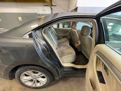 Used 2016 Ford Taurus SE image 25