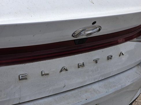 Used 2021 Hyundai Elantra SEL w/ Convenience + Premium Package image 5