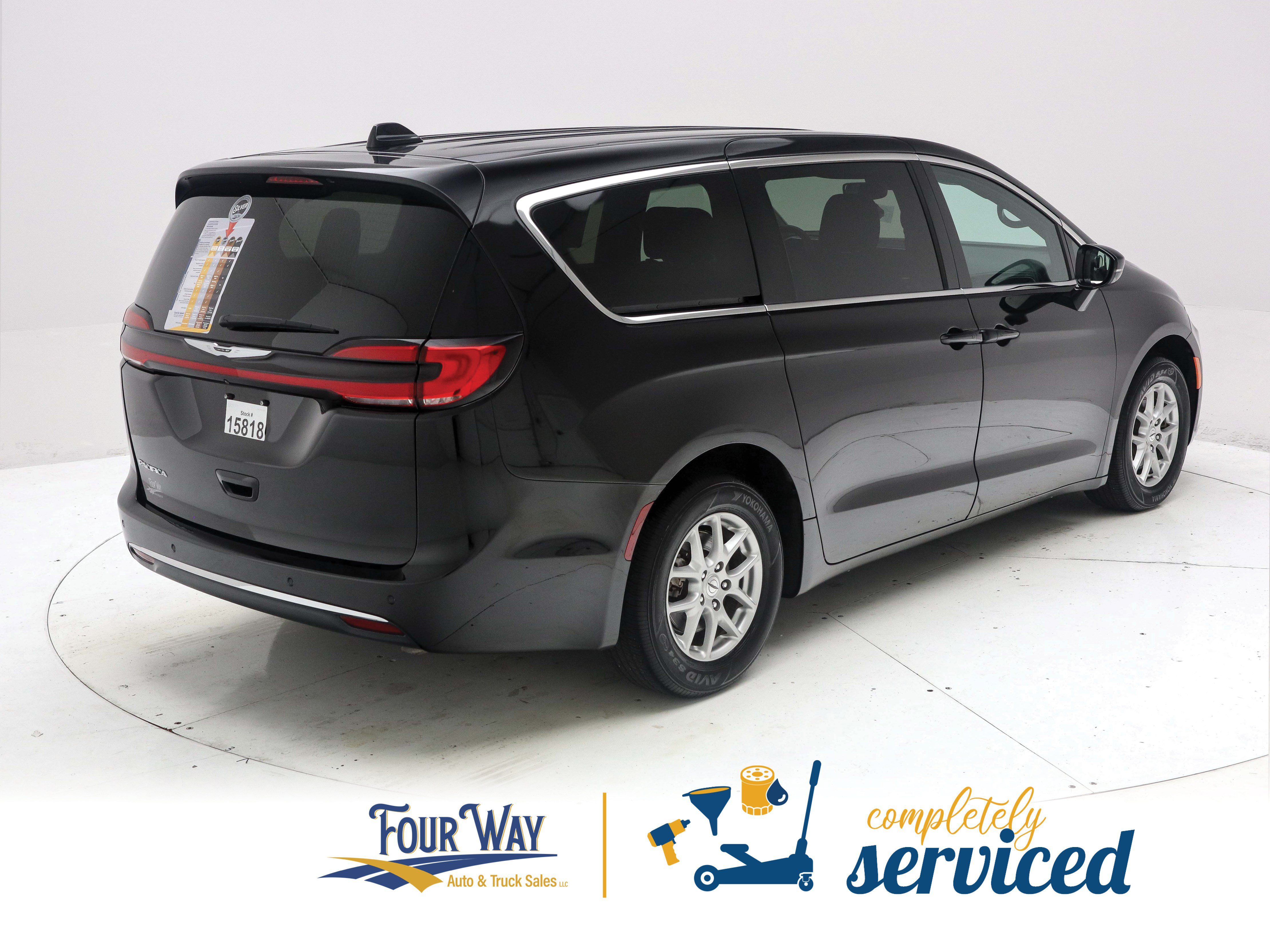 Used 2024 Chrysler Pacifica Touring FWD image 4
