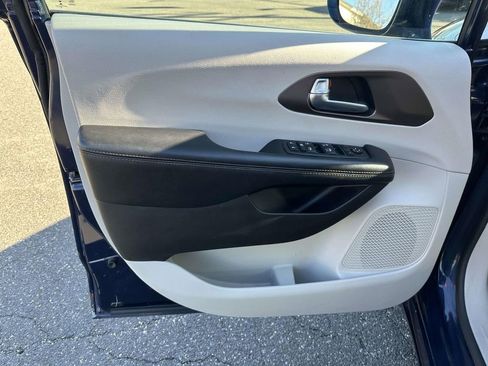 Used 2019 Chrysler Pacifica Touring-L image 12