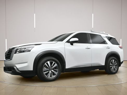 Certified 2025 Nissan Pathfinder SL FWD image 23