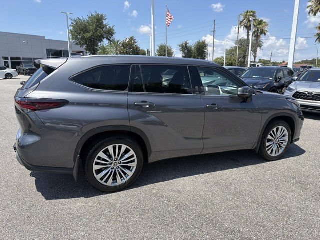Used 2024 Toyota Highlander Platinum FWD image 2