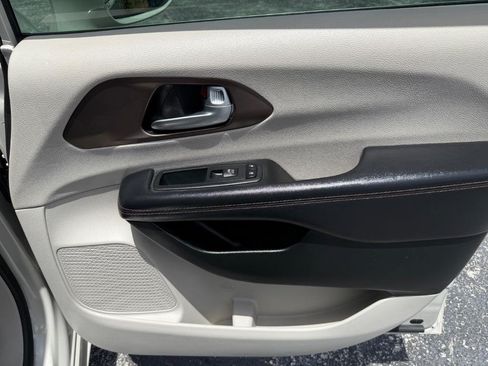 Used 2017 Chrysler Pacifica Touring-L FWD image 28