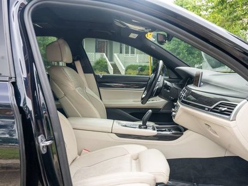 Used 2019 BMW 740i w/ Executive Package RWD image 44