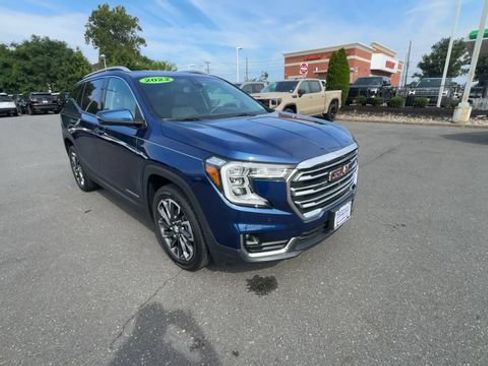 Used 2022 GMC Terrain SLT w/ Infotainment Package II AWD/4WD image 2
