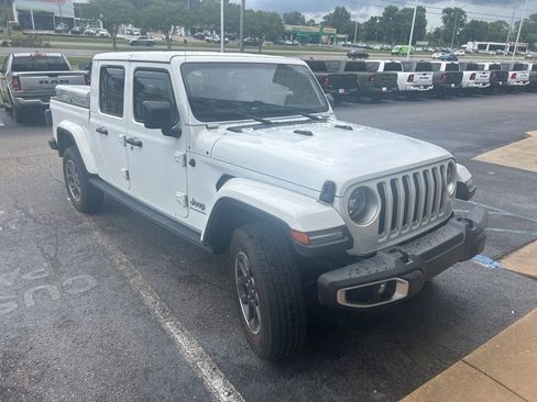 Used 2023 Jeep Gladiator Overland w/ LED Lighting Group AWD/4WD image 9