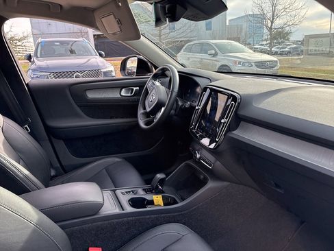 Certified 2025 Volvo XC40 B5 Core image 13