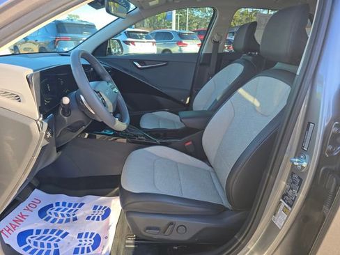 Used 2025 Kia Niro SX image 9