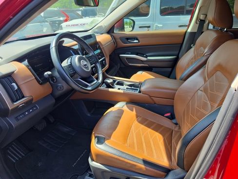 Used 2023 Nissan Pathfinder Platinum w/ Black Appearance Package FWD image 3