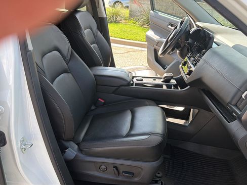Used 2023 Nissan Pathfinder SL AWD/4WD image 18